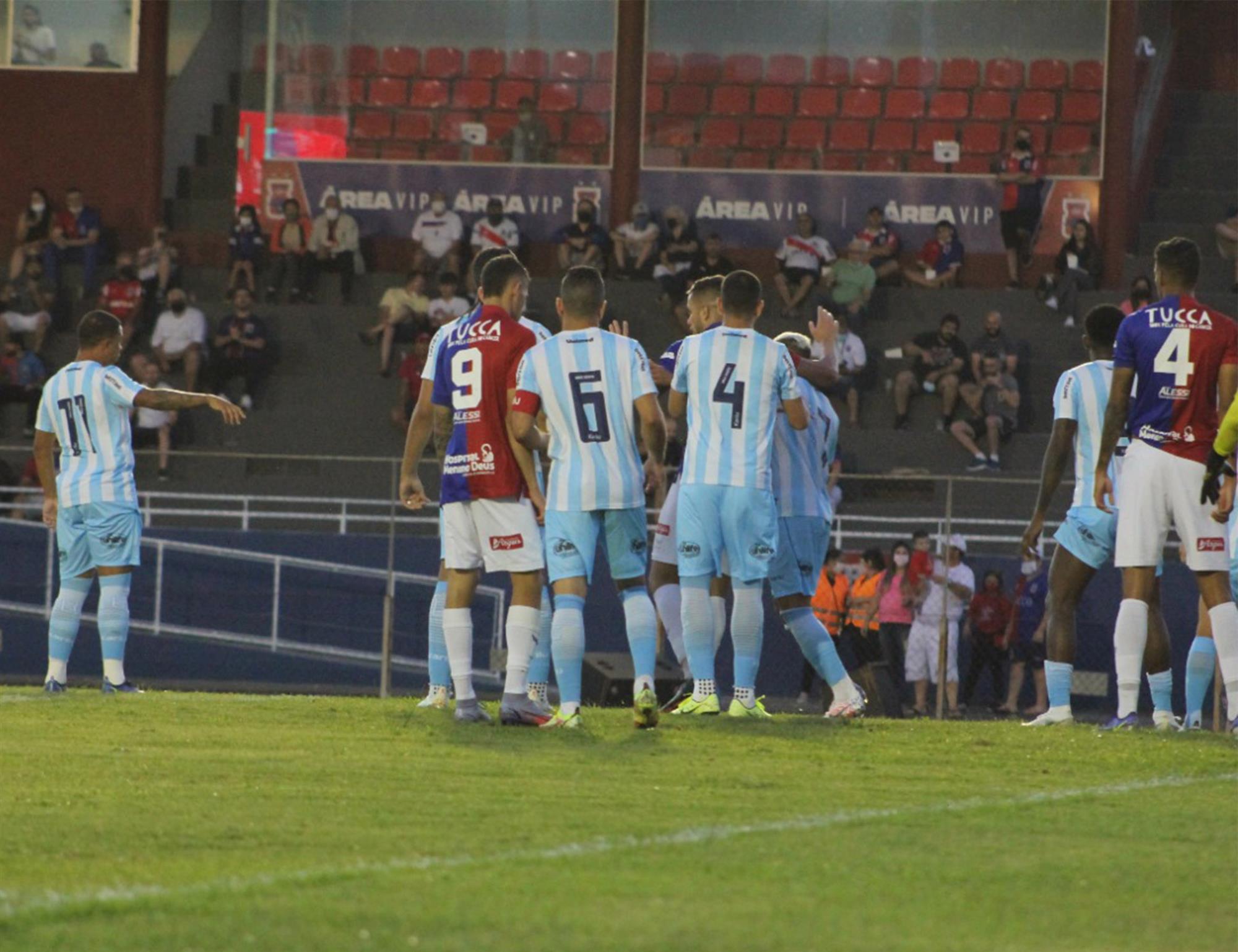 Tubarão fica no empate sem gols com o Paraná Clube